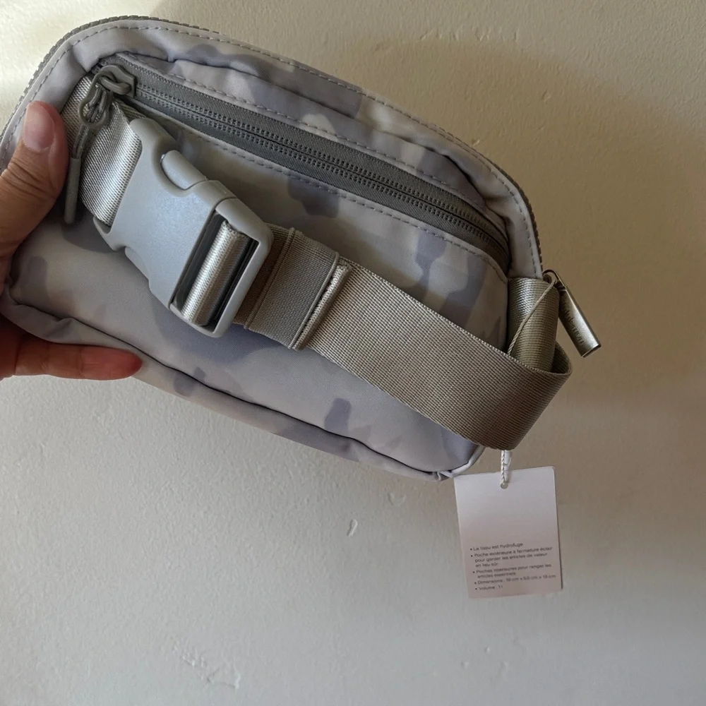 Lululemon Everywhere Crossbody Belt Bag 1L - Gray Camo - Picture 5 of 6